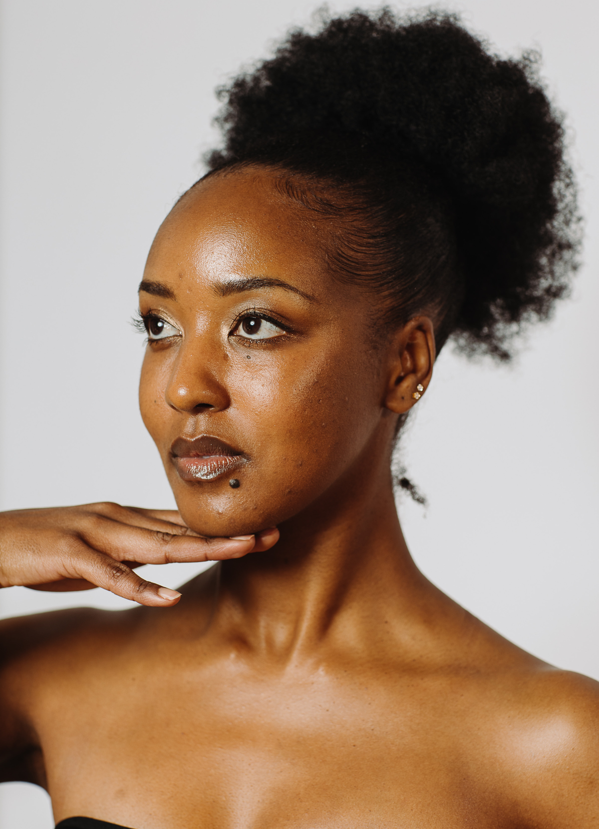 vegan cruelty free serum concealer
+caption_Kuzi is wearing SN8
#shade_SN8_|_Deep_Neutral
