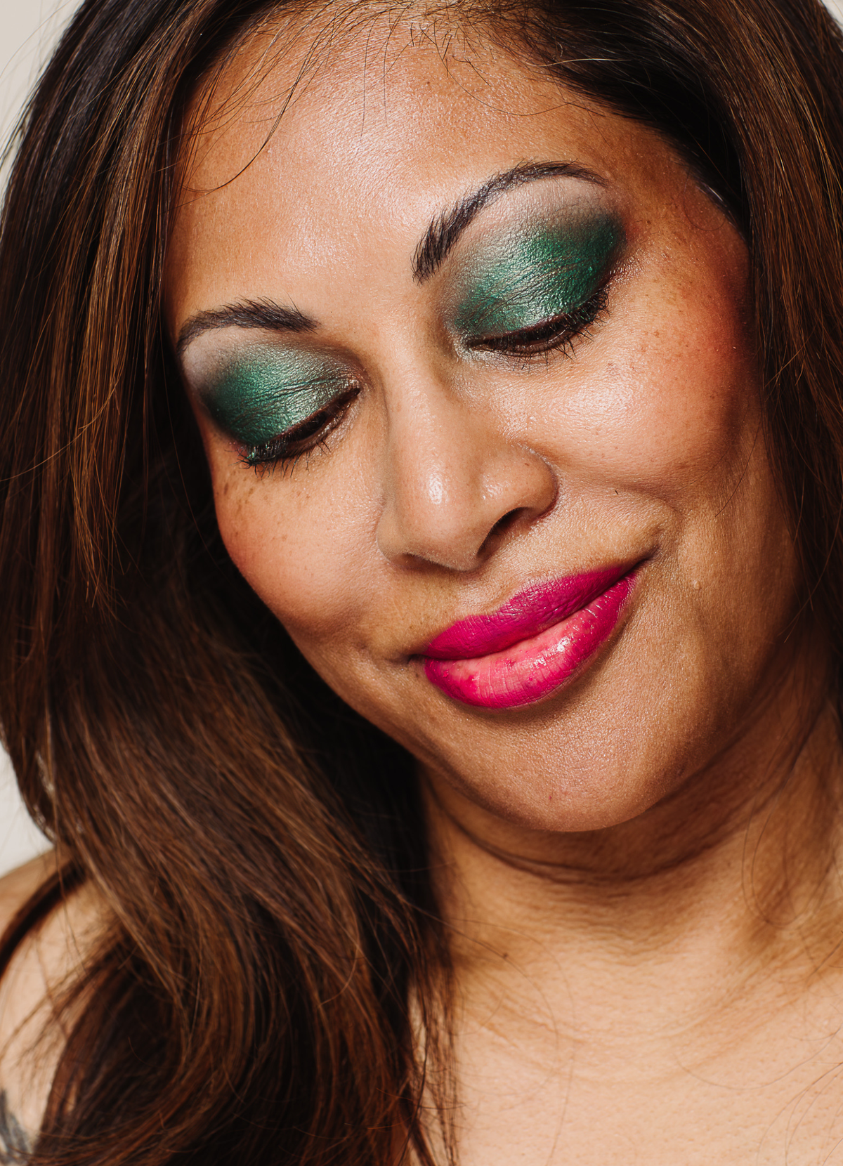 vegan cruelty free eyeshadow pencil crayon +caption_Vicki is wearing Aspire #shade_Aspire_|_Emerald_Green