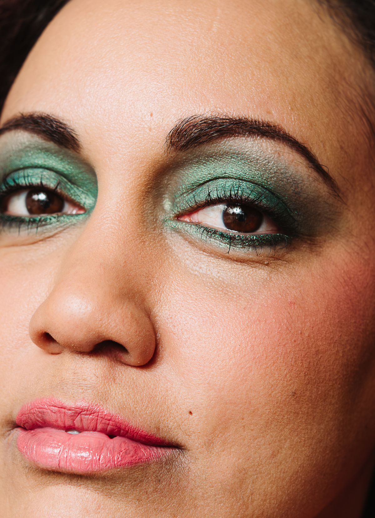 vegan cruelty free eyeshadow pencil crayon +caption_Jaye is wearing Aspire #shade_Aspire_|_Emerald_Green