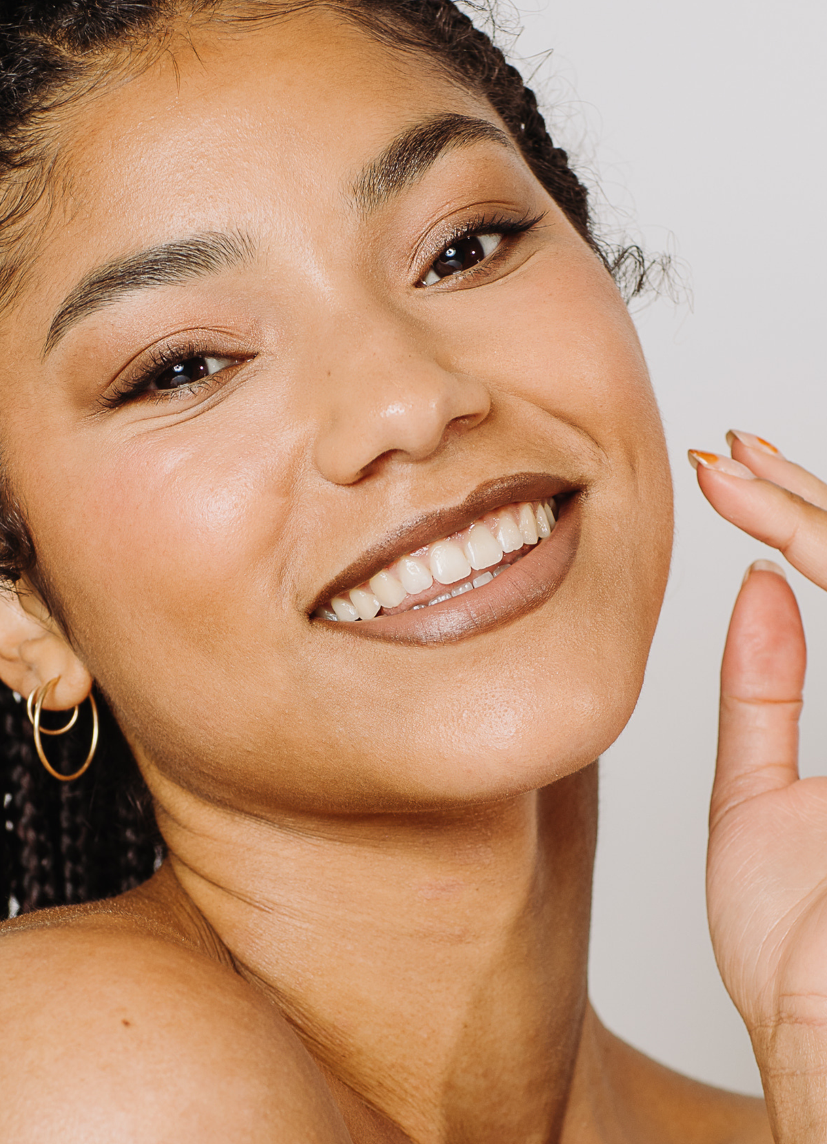 vegan cruelty free serum concealer
+caption_Kiya is wearing SN4
#shade_SN4_|_Light_Medium_Neutral