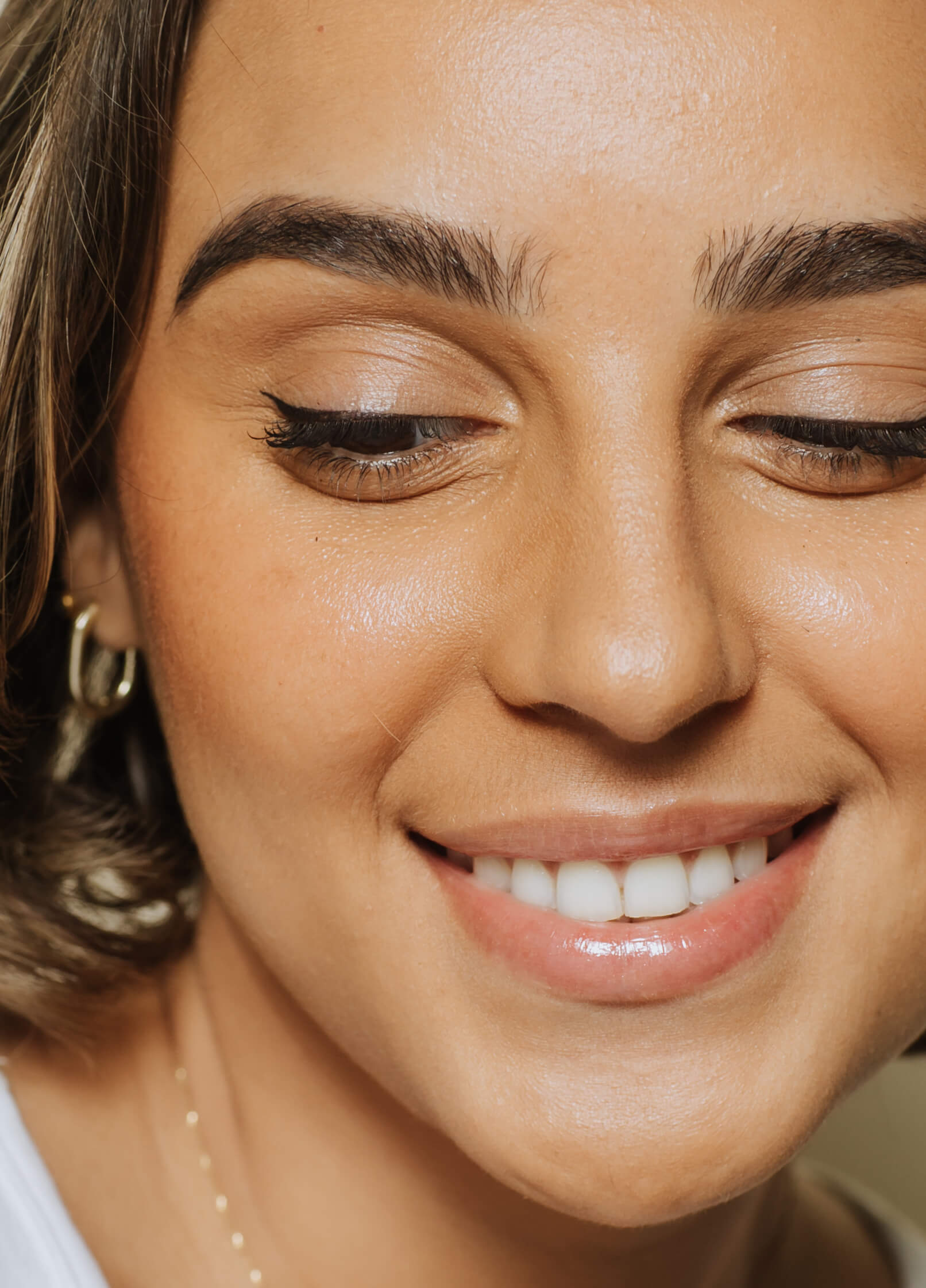 vegan cruelty free sheer powder pressed foundation +caption_Marina is wearing PW4 #shade_PW4_|_Light_Medium_Warm